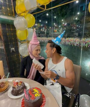 Fasha Sandha Instagram - Selamat ulang tahun sayangku .
8 tahun dah sambut hari lahir bersama. 🥺❤️ Time really flies. We love you ayah, sihat tubuh badan selalu sayang, dan sukses dunia akhirat.terima kasih kerana menerima kekurangan dan kelebihan i. I love you my husband. Tahun ni sambut berdua je jam 12 ❤️🫶 cara sederhana , cara kita ❤️🌸🫶🥹