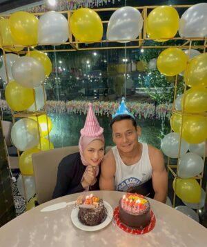 Fasha Sandha Instagram - Selamat ulang tahun sayangku .
8 tahun dah sambut hari lahir bersama. 🥺❤️ Time really flies. We love you ayah, sihat tubuh badan selalu sayang, dan sukses dunia akhirat.terima kasih kerana menerima kekurangan dan kelebihan i. I love you my husband. Tahun ni sambut berdua je jam 12 ❤️🫶 cara sederhana , cara kita ❤️🌸🫶🥹