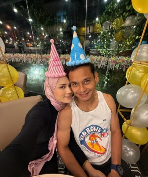 Fasha Sandha Instagram - Selamat ulang tahun sayangku .
8 tahun dah sambut hari lahir bersama. 🥺❤️ Time really flies. We love you ayah, sihat tubuh badan selalu sayang, dan sukses dunia akhirat.terima kasih kerana menerima kekurangan dan kelebihan i. I love you my husband. Tahun ni sambut berdua je jam 12 ❤️🫶 cara sederhana , cara kita ❤️🌸🫶🥹
