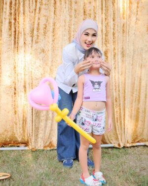Fasha Sandha Instagram - Great neighbours
Are hard to find, difficult to part with and impossible to forget
Thank you for being great neighbours.
Since 2012 dan yang terawal disini, Alhamdulillah. Syukur to be here.Dari belum ada anak, sampai anak2 semua dah besaq 🥹
Alhamdulillah
Moments at summer carnival 🎪
Thank you to the committee members,
Your hard work and dedication don’t go unnoticed
@coconuttynutt @endorabosra @ilynaz @gissle_dior 🫶❤️
Thank you @luqmandino and @syzwn.mrg
Makeup 15 menit sister @ilahamzaa_makeupartist
I am so blessed to have all of you in my life ✨