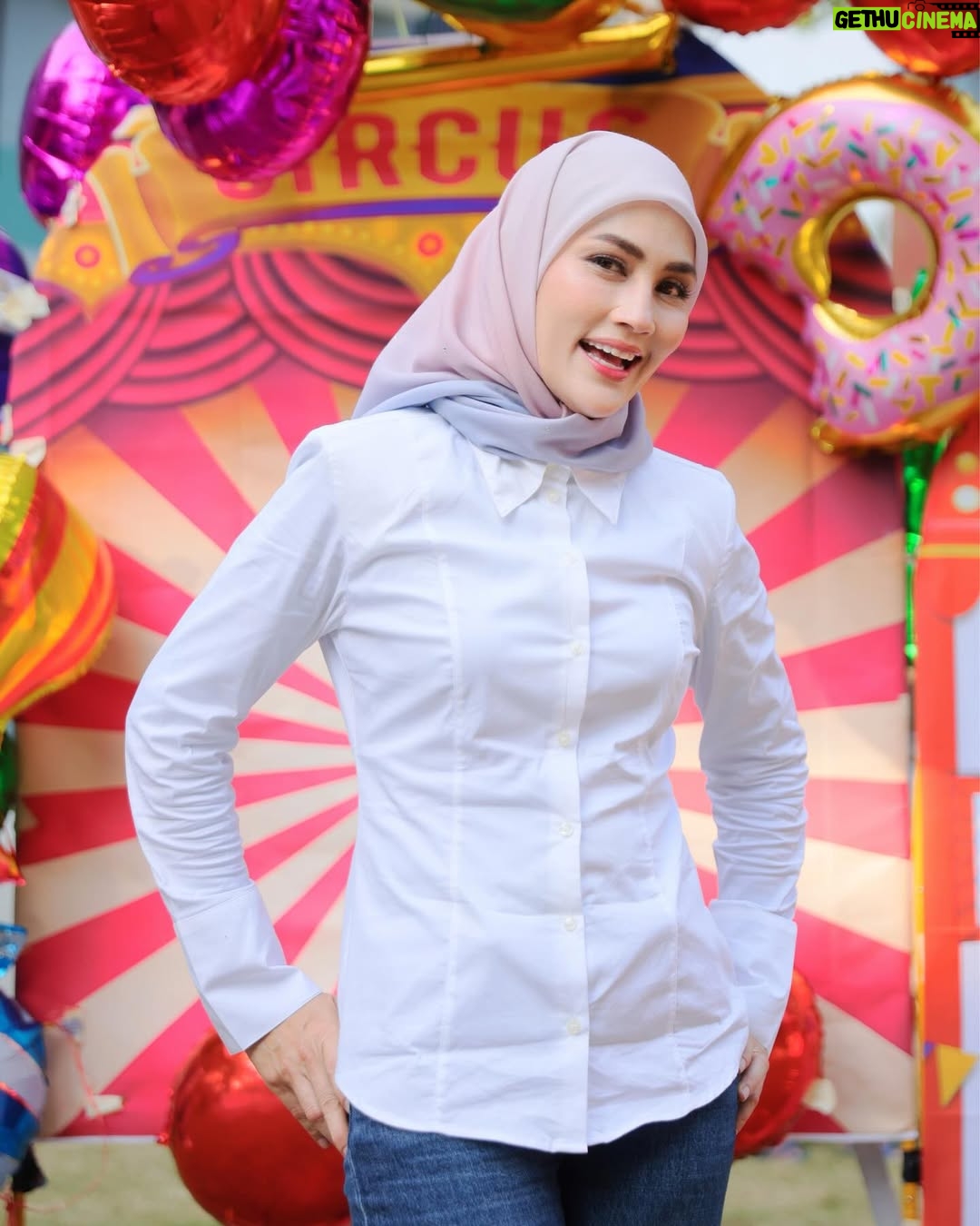 Fasha Sandha - 8.5K Likes - Great neighbours 
Are hard to find, difficult to part with and impossible to forget
Thank you for being great neighbours.
Since 2012 dan yang terawal disini, Alhamdulillah. Syukur to be here.Dari belum ada anak, sampai anak2 semua dah besaq 🥹
Alhamdulillah 

Moments at summer carnival 🎪 
Thank you to the committee members, 
Your hard work and dedication don’t go unnoticed
 @coconuttynutt @endorabosra @ilynaz @gissle_dior 🫶❤️
Thank you @luqmandino and @syzwn.mrg 

Makeup 15 menit sister @ilahamzaa_makeupartist 

I am so blessed to have all of you in my life ✨