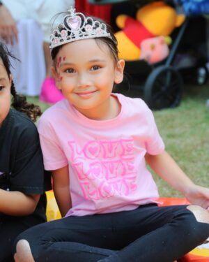 Fasha Sandha Instagram - Great neighbours
Are hard to find, difficult to part with and impossible to forget
Thank you for being great neighbours.
Since 2012 dan yang terawal disini, Alhamdulillah. Syukur to be here.Dari belum ada anak, sampai anak2 semua dah besaq 🥹
Alhamdulillah
Moments at summer carnival 🎪
Thank you to the committee members,
Your hard work and dedication don’t go unnoticed
@coconuttynutt @endorabosra @ilynaz @gissle_dior 🫶❤️
Thank you @luqmandino and @syzwn.mrg
Makeup 15 menit sister @ilahamzaa_makeupartist
I am so blessed to have all of you in my life ✨