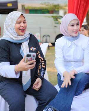 Fasha Sandha Instagram - Great neighbours
Are hard to find, difficult to part with and impossible to forget
Thank you for being great neighbours.
Since 2012 dan yang terawal disini, Alhamdulillah. Syukur to be here.Dari belum ada anak, sampai anak2 semua dah besaq 🥹
Alhamdulillah
Moments at summer carnival 🎪
Thank you to the committee members,
Your hard work and dedication don’t go unnoticed
@coconuttynutt @endorabosra @ilynaz @gissle_dior 🫶❤️
Thank you @luqmandino and @syzwn.mrg
Makeup 15 menit sister @ilahamzaa_makeupartist
I am so blessed to have all of you in my life ✨