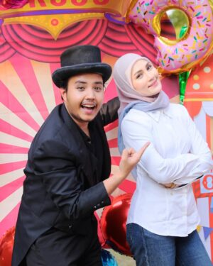 Fasha Sandha Instagram - Great neighbours
Are hard to find, difficult to part with and impossible to forget
Thank you for being great neighbours.
Since 2012 dan yang terawal disini, Alhamdulillah. Syukur to be here.Dari belum ada anak, sampai anak2 semua dah besaq 🥹
Alhamdulillah
Moments at summer carnival 🎪
Thank you to the committee members,
Your hard work and dedication don’t go unnoticed
@coconuttynutt @endorabosra @ilynaz @gissle_dior 🫶❤️
Thank you @luqmandino and @syzwn.mrg
Makeup 15 menit sister @ilahamzaa_makeupartist
I am so blessed to have all of you in my life ✨