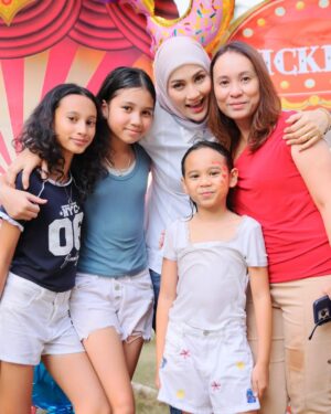 Fasha Sandha Instagram - Great neighbours
Are hard to find, difficult to part with and impossible to forget
Thank you for being great neighbours.
Since 2012 dan yang terawal disini, Alhamdulillah. Syukur to be here.Dari belum ada anak, sampai anak2 semua dah besaq 🥹
Alhamdulillah
Moments at summer carnival 🎪
Thank you to the committee members,
Your hard work and dedication don’t go unnoticed
@coconuttynutt @endorabosra @ilynaz @gissle_dior 🫶❤️
Thank you @luqmandino and @syzwn.mrg
Makeup 15 menit sister @ilahamzaa_makeupartist
I am so blessed to have all of you in my life ✨