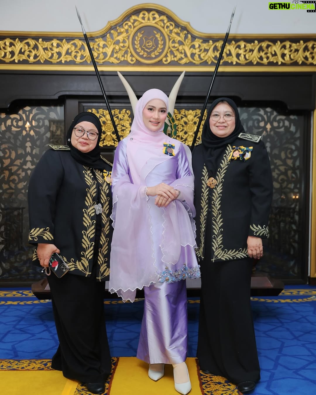Fasha Sandha - 74.4K Likes - Merafak sembah menjunjung kasih Tuanku 🙏
DYMM Tuanku Raja Perlis
Tuanku Syed Sirajuddin Putra Jamalullail

Syukur Alhamdulillah ❤️