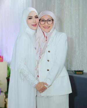 Fasha Sandha Instagram - Syukur Alhamdulillah
Tahniah buat @inayahbeautytrading dan terima kasih buat DS @ctdk @nurjiwafoundation diatas kerjasama ini.
Semoga segala amalan kita diberkati Nya
Terima kasih buat Sahabat media dan yang paling penting, terima kasih buat Pengguna setia Berryfull dan Gattox kerana ini juga adalah sumbangan kita semua. 🥹😭Syukur
Terima kasih .
Tahun ke 4 kita bersama , syukur. Terima kasih diatas peluang dan kepercayaan yang diberikan . Syukur ❤️🩷
@syzwn.mrg @makeupbynadianordin @samm_republic @ochobridalstyling @fahbulous145 @ideaskualalumpur