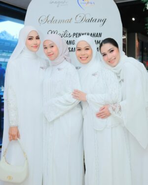 Fasha Sandha Instagram - Syukur Alhamdulillah
Tahniah buat @inayahbeautytrading dan terima kasih buat DS @ctdk @nurjiwafoundation diatas kerjasama ini.
Semoga segala amalan kita diberkati Nya
Terima kasih buat Sahabat media dan yang paling penting, terima kasih buat Pengguna setia Berryfull dan Gattox kerana ini juga adalah sumbangan kita semua. 🥹😭Syukur
Terima kasih .
Tahun ke 4 kita bersama , syukur. Terima kasih diatas peluang dan kepercayaan yang diberikan . Syukur ❤️🩷
@syzwn.mrg @makeupbynadianordin @samm_republic @ochobridalstyling @fahbulous145 @ideaskualalumpur
