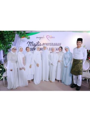 Fasha Sandha Instagram - Syukur Alhamdulillah
Tahniah buat @inayahbeautytrading dan terima kasih buat DS @ctdk @nurjiwafoundation diatas kerjasama ini.
Semoga segala amalan kita diberkati Nya
Terima kasih buat Sahabat media dan yang paling penting, terima kasih buat Pengguna setia Berryfull dan Gattox kerana ini juga adalah sumbangan kita semua. 🥹😭Syukur
Terima kasih .
Tahun ke 4 kita bersama , syukur. Terima kasih diatas peluang dan kepercayaan yang diberikan . Syukur ❤️🩷
@syzwn.mrg @makeupbynadianordin @samm_republic @ochobridalstyling @fahbulous145 @ideaskualalumpur