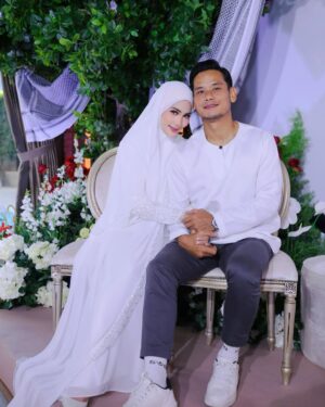 Fasha Sandha Instagram - Syukur Alhamdulillah
Tahniah buat @inayahbeautytrading dan terima kasih buat DS @ctdk @nurjiwafoundation diatas kerjasama ini.
Semoga segala amalan kita diberkati Nya
Terima kasih buat Sahabat media dan yang paling penting, terima kasih buat Pengguna setia Berryfull dan Gattox kerana ini juga adalah sumbangan kita semua. 🥹😭Syukur
Terima kasih .
Tahun ke 4 kita bersama , syukur. Terima kasih diatas peluang dan kepercayaan yang diberikan . Syukur ❤️🩷
@syzwn.mrg @makeupbynadianordin @samm_republic @ochobridalstyling @fahbulous145 @ideaskualalumpur