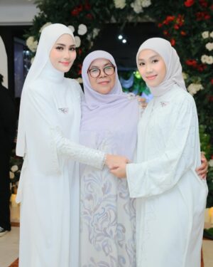 Fasha Sandha Instagram - Syukur Alhamdulillah
Tahniah buat @inayahbeautytrading dan terima kasih buat DS @ctdk @nurjiwafoundation diatas kerjasama ini.
Semoga segala amalan kita diberkati Nya
Terima kasih buat Sahabat media dan yang paling penting, terima kasih buat Pengguna setia Berryfull dan Gattox kerana ini juga adalah sumbangan kita semua. 🥹😭Syukur
Terima kasih .
Tahun ke 4 kita bersama , syukur. Terima kasih diatas peluang dan kepercayaan yang diberikan . Syukur ❤️🩷
@syzwn.mrg @makeupbynadianordin @samm_republic @ochobridalstyling @fahbulous145 @ideaskualalumpur