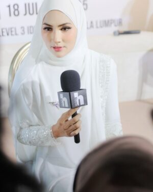 Fasha Sandha Instagram - Syukur Alhamdulillah
Tahniah buat @inayahbeautytrading dan terima kasih buat DS @ctdk @nurjiwafoundation diatas kerjasama ini.
Semoga segala amalan kita diberkati Nya
Terima kasih buat Sahabat media dan yang paling penting, terima kasih buat Pengguna setia Berryfull dan Gattox kerana ini juga adalah sumbangan kita semua. 🥹😭Syukur
Terima kasih .
Tahun ke 4 kita bersama , syukur. Terima kasih diatas peluang dan kepercayaan yang diberikan . Syukur ❤️🩷
@syzwn.mrg @makeupbynadianordin @samm_republic @ochobridalstyling @fahbulous145 @ideaskualalumpur
