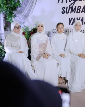 Fasha Sandha Instagram - Syukur Alhamdulillah
Tahniah buat @inayahbeautytrading dan terima kasih buat DS @ctdk @nurjiwafoundation diatas kerjasama ini.
Semoga segala amalan kita diberkati Nya
Terima kasih buat Sahabat media dan yang paling penting, terima kasih buat Pengguna setia Berryfull dan Gattox kerana ini juga adalah sumbangan kita semua. 🥹😭Syukur
Terima kasih .
Tahun ke 4 kita bersama , syukur. Terima kasih diatas peluang dan kepercayaan yang diberikan . Syukur ❤️🩷
@syzwn.mrg @makeupbynadianordin @samm_republic @ochobridalstyling @fahbulous145 @ideaskualalumpur