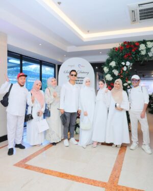 Fasha Sandha Instagram - Syukur Alhamdulillah
Tahniah buat @inayahbeautytrading dan terima kasih buat DS @ctdk @nurjiwafoundation diatas kerjasama ini.
Semoga segala amalan kita diberkati Nya
Terima kasih buat Sahabat media dan yang paling penting, terima kasih buat Pengguna setia Berryfull dan Gattox kerana ini juga adalah sumbangan kita semua. 🥹😭Syukur
Terima kasih .
Tahun ke 4 kita bersama , syukur. Terima kasih diatas peluang dan kepercayaan yang diberikan . Syukur ❤️🩷
@syzwn.mrg @makeupbynadianordin @samm_republic @ochobridalstyling @fahbulous145 @ideaskualalumpur