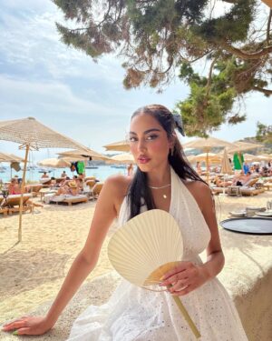 Fatima Al-Momen Instagram - šŗšļø extremely rare moments of myself when Iām captured kinda kinda cute š¤«š