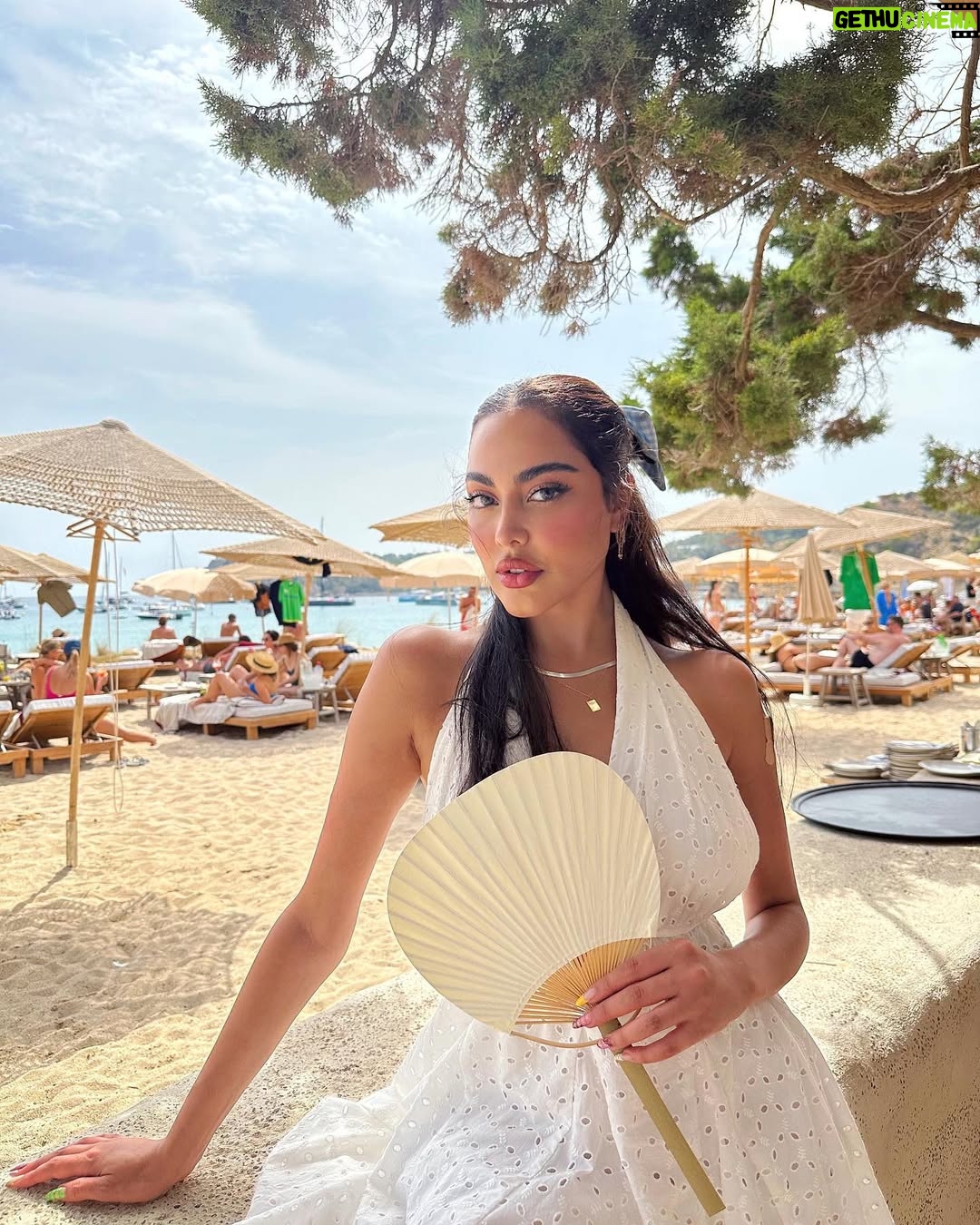 Fatima Al-Momen - 8.6K Likes - 🌺🏖️ extremely rare moments of myself when I’m captured kinda kinda cute 🤫😝