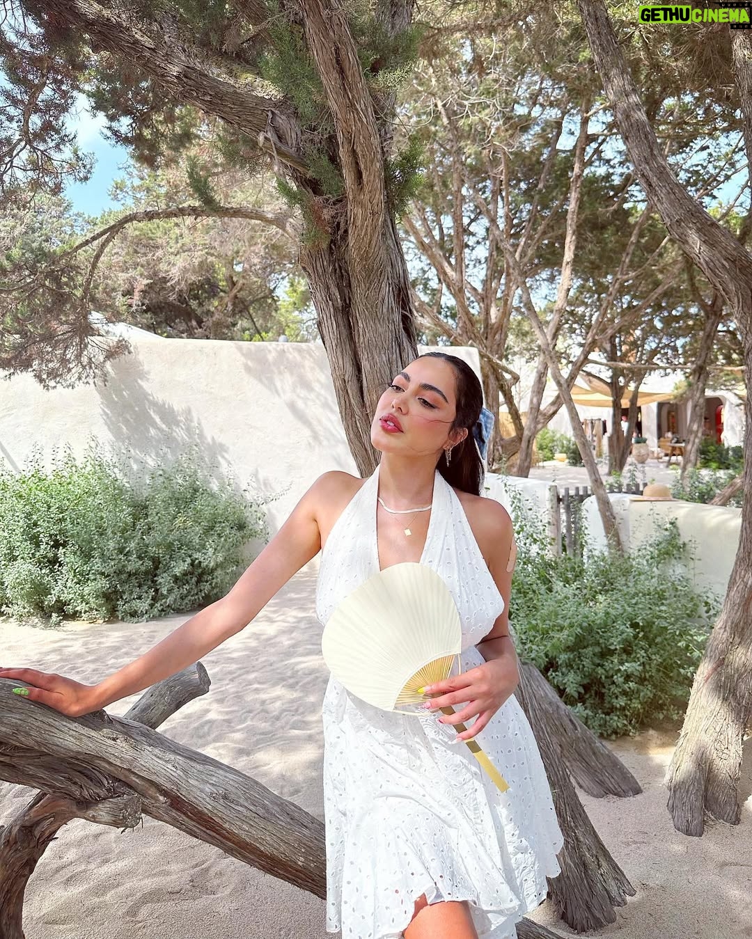 Fatima Al-Momen - 8.6K Likes - 🌺🏖️ extremely rare moments of myself when I’m captured kinda kinda cute 🤫😝