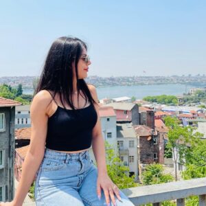Fatima Ezzahra Lahrech Instagram - 🕯بدل ان تلعن الظلام ⬛️ اوقد شمعة
@lahrechayoub
@koaladamour
❤️🤍❤️
#lifeisbeautiful #loveyourself #familytime #art #nature #love #glamour #travel #istanbul🇹🇷