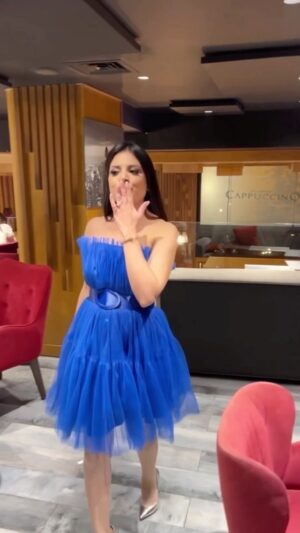 Fatima Ezzahra Lahrech Instagram - انا ما عيش من دونك.. 💙
احبكم 🥰
#dress #blue #princess #bestmoments #bestfriends #love #glamour #beauty #art #lifeisbeautiful