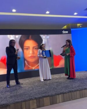 Fatima Ezzahra Lahrech Instagram - تم تتويجي اليوم بجائزة الدراما الرمضانية كأفضل ممثلة صنف الأفلام التلفزية عن فيلم "فرصة ثانية" بدور "سعاد" من اخراج المبدع هشام الجباري @hichameljebbari و انتاج @ounssamediafilm سيناريو @basmette الحمد لله أنا اليوم فرحانة بزااااف او بغيت نتقاسم معكم هاد الفرحة بالنجاح ديالي او هادشي كيحفزني باش نزيد نجتاهد اكثر او اكثر و كنتمنى ان شاء الله ديما نكون عند حسن الضن ديالكم احبكم ♥️🥰♥️
شكر خاص لكل من @machkour_btissam و @safircomofficial على احياءً هذا الحفل الأكثر من رائع 🫶🏻