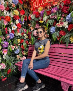 Fatima Ezzahra Lahrech Instagram - وريدة وسط الوريداااات 😁
بزاااااف ديال الحب ليكم كاااااملين 🥰❤️
#flowers #colors #happy #glamour #art #artist #lifeisgood #istanbul🇹🇷
