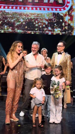 Fátima Flórez Instagram - 100% FÁTIMA!!!
Un Año de Éxito Rotundo con Más de 130.000 Espectadores a lo largo del Año!!

La reconocida actriz, imitadora y bailarina Fátima Florez cerró anoche, con un rotundo éxito su Mega Show “100% FÁTIMA” en Villa Carlos Paz, en el Gran Teatro Luxor, sumando a su impresionante temporada 2024 en el Teatro Roxy de Mar del Plata y distintas presentaciones, entre ellas en el Luna Park, llegó a la cantidad de 130.000 espectadores, consagrándose como una de las figuras más queridas y elegidas por el público.

El espectáculo, que se distingue por su inigualable talento y la participación especial del Gran  Marcelo Polino, ha ofrecido una experiencia única de humor, actualidad y entretenimiento. Además, los talentosos Pampas Bravas, con sus impactantes coreografías de malambo y danzas argentinas, sumado a un notable cuerpo de baile y grandes músicos en vivo, que le aportaron a este Mega Show un toque de emoción y ritmo que provocó cautivar al público función tras función. 

Este éxito rotundo es un testimonio del cariño y la lealtad del público, que continúa eligiendo a Fátima Florez para disfrutar de una propuesta única, que ya ha dejado una huella imborrable en los escenarios de Argentina.
