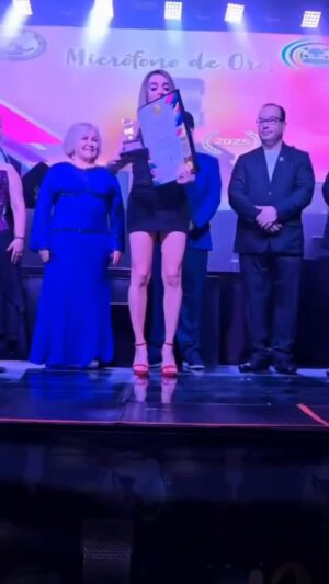 Fátima Flórez Instagram - FÁTIMA EN MÉXICO 🇲🇽❤️ Bendiciones por este #microfono de oro #starwomaminternacional 🎙️🏆 Gracias @armandoproductor @rosybuaun ❤️🙌
