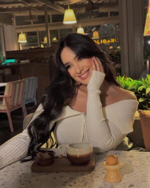 Fatma Bartakis Instagram - Peace begin with a smile 🤍