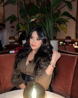 Fatma Bartakis Instagram - Last post for this year…
——————————————————
L’année 2024 touche à sa fin, et je dois dire qu’elle n’a pas été de tout repos. Les défis ont été nombreux, les moments difficiles parfois pesants, mais malgré tout, nous avons tenu bon.
Alors que nous tournons la page, j’espère sincèrement que 2025 sera une année plus douce, remplie de lumière, d’opportunités, et de belles surprises. Que cette nouvelle année nous offre à tous la sérénité, la force, et le bonheur que nous méritons.
Prenons un instant pour apprécier ce que nous avons appris et ceux qui nous entourent, car même dans les périodes les plus sombres, il y a toujours des raisons d’espérer et d’avancer.
Je vous souhaite à tous une merveilleuse année 2025, plus lumineuse, plus paisible, et surtout, meilleure que la précédente.