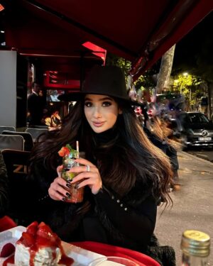Fatma Bartakis Instagram - Il était une fois ✨
———————————
#throwback #paris #look