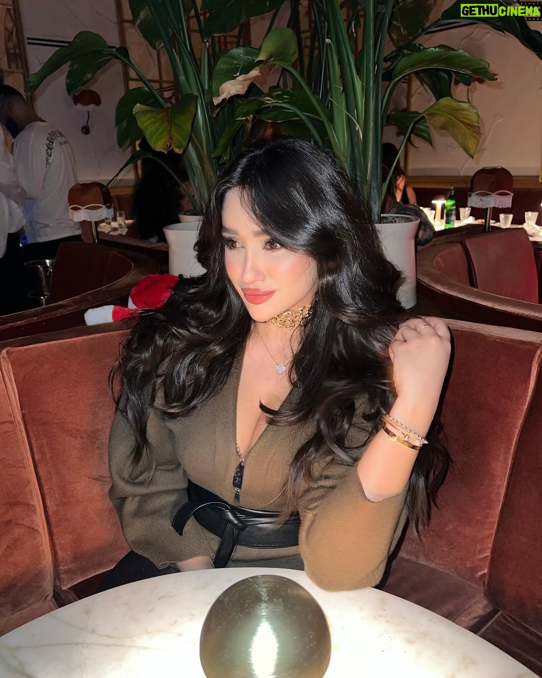 Fatma Bartakis - 30.8K Likes - Last post for this year…
——————————————————

L’année 2024 touche à sa fin, et je dois dire qu’elle n’a pas été de tout repos. Les défis ont été nombreux, les moments difficiles parfois pesants, mais malgré tout, nous avons tenu bon. 

Alors que nous tournons la page, j’espère sincèrement que 2025 sera une année plus douce, remplie de lumière, d’opportunités, et de belles surprises. Que cette nouvelle année nous offre à tous la sérénité, la force, et le bonheur que nous méritons. 

Prenons un instant pour apprécier ce que nous avons appris et ceux qui nous entourent, car même dans les périodes les plus sombres, il y a toujours des raisons d’espérer et d’avancer. 
Je vous souhaite à tous une merveilleuse année 2025, plus lumineuse, plus paisible, et surtout, meilleure que la précédente.