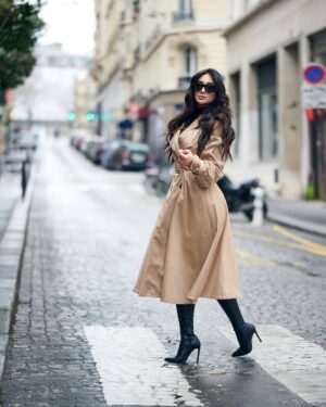 Fatma Bartakis Instagram - Strong women don’t have ‘attitudes’, we have standards.” ✨🤍
————————————————————————
Taken by : @malektoujaniphotography
Trench coat : @mateenotunisia