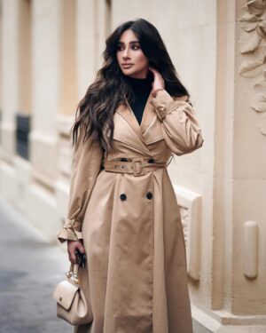 Fatma Bartakis Instagram - Strong women don’t have ‘attitudes’, we have standards.” ✨🤍
————————————————————————
Taken by : @malektoujaniphotography
Trench coat : @mateenotunisia