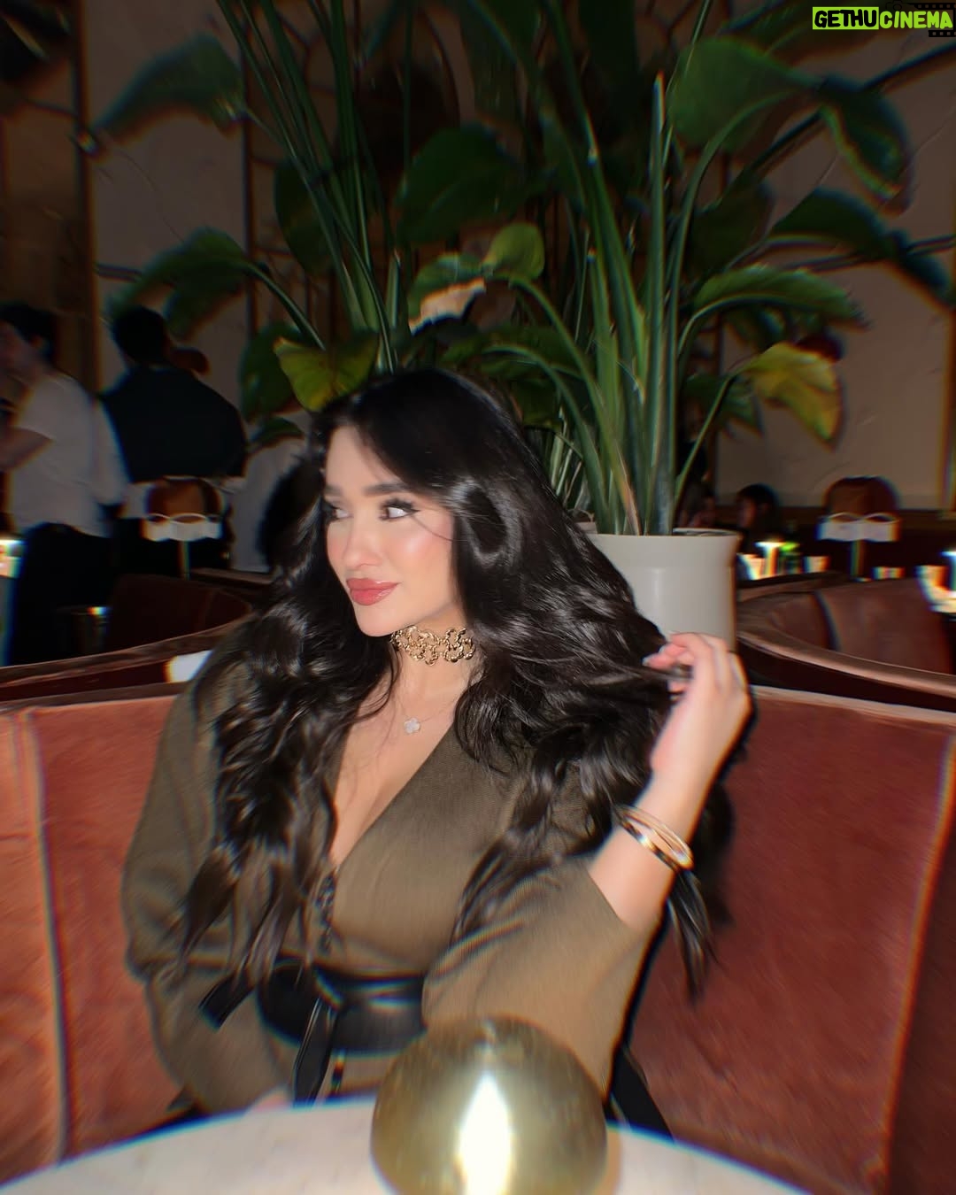 Fatma Bartakis - 30.8K Likes - Last post for this year…
——————————————————

L’année 2024 touche à sa fin, et je dois dire qu’elle n’a pas été de tout repos. Les défis ont été nombreux, les moments difficiles parfois pesants, mais malgré tout, nous avons tenu bon. 

Alors que nous tournons la page, j’espère sincèrement que 2025 sera une année plus douce, remplie de lumière, d’opportunités, et de belles surprises. Que cette nouvelle année nous offre à tous la sérénité, la force, et le bonheur que nous méritons. 

Prenons un instant pour apprécier ce que nous avons appris et ceux qui nous entourent, car même dans les périodes les plus sombres, il y a toujours des raisons d’espérer et d’avancer. 
Je vous souhaite à tous une merveilleuse année 2025, plus lumineuse, plus paisible, et surtout, meilleure que la précédente.