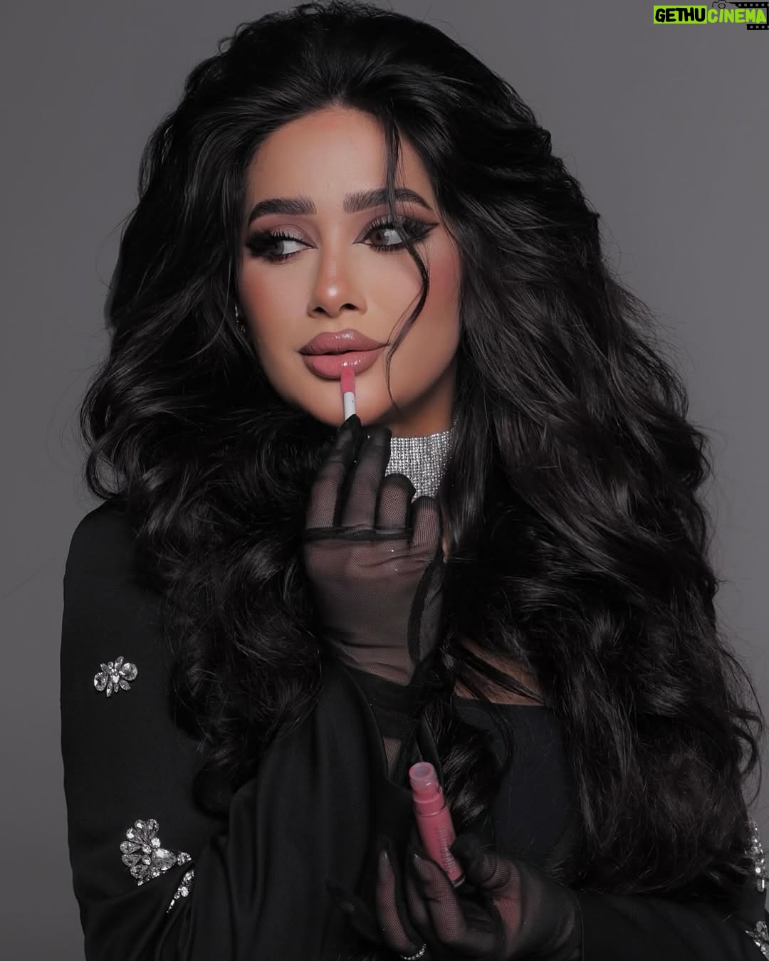 Fatma Bartakis - 24.2K Likes - @topface.tunisie , c’est plus qu’un simple produit de maquillage. C’est une attitude, une aura, une déclaration de confiance. @fatma.bartakis.officiel 🤝🏻
‏Avec @topface.tunisie , vous ne portez pas seulement du maquillage, vous incarnez l’élégance et la puissance. C’est l’allié des femmes fortes, sûres d’elles, qui rayonnent par leur beauté intérieure et extérieure.
Gorgeous @fatma.bartakis.officiel 🫶🏻
Les produits sont disponible sur le site web https://miss2l.com/
Taken by the artist @walid_saied_ 🫶🏻
Hair style @yefet.mbk 🫶🏻