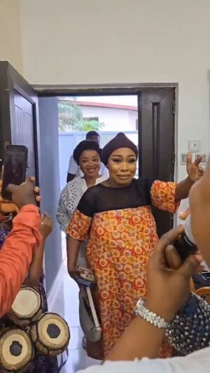Fausat Balogun Instagram - Alihamudulilahi Alihamudulilahi Alihamudulilahi baba dada oseeeee🙏🙏🙏🙏🙏🙏🙏🙏 Congratulations on your new born baby olorun awo adasi fun wa ♥️♥️♥️♥️💋💋💋💋💋
@iambimpeakintunde