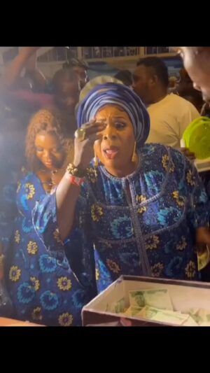 Fausat Balogun Instagram - Yesterday wow o good gaaaa ni, at daddy @odunomoadekola party at Abekuta, omo rere loma obeying gbogbo wa ooo 🙏🙏🙏
Good morning my fan's and family
Happy beautiful sunday to you all ❤️