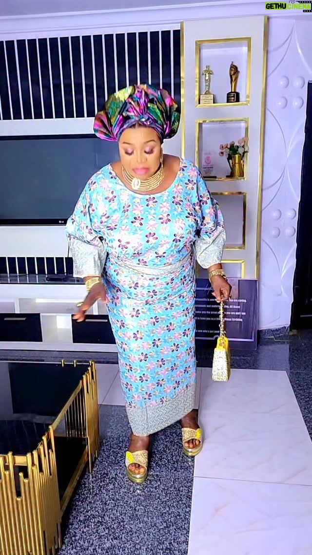 Fausat Balogun - 2K Likes - Alihamudulilahi baba dada oseeeee 🙏 🙌 

Owanbe Sunday party. 
Aye kan lowa 💯💪
