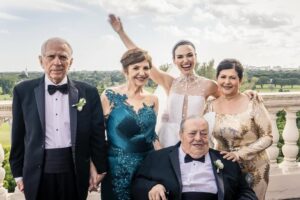 Fefi Oliveira Instagram - Soy una hija consentida de Dios que a sus 32 años tiene la bendición de tener cerquita a sus 4 abuelitos y por eso me da tan duro cuando alguno de los 4 no esta 100% bien. Hoy llegué de NY y uno estaba en el hospital pero gracias a Dios solo fue un susto. No entienden que pasa conmigo cuando no los tengo bien. Te pido Dios guardes nuestros corazones y siempre los mantengas unidos💜 Los amo por siempre mis 4 viejitos.