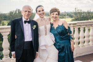 Fefi Oliveira Instagram - Soy una hija consentida de Dios que a sus 32 años tiene la bendición de tener cerquita a sus 4 abuelitos y por eso me da tan duro cuando alguno de los 4 no esta 100% bien. Hoy llegué de NY y uno estaba en el hospital pero gracias a Dios solo fue un susto. No entienden que pasa conmigo cuando no los tengo bien. Te pido Dios guardes nuestros corazones y siempre los mantengas unidos💜 Los amo por siempre mis 4 viejitos.
