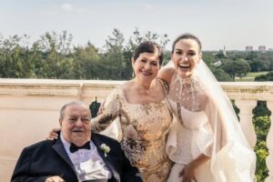 Fefi Oliveira Instagram - Soy una hija consentida de Dios que a sus 32 años tiene la bendición de tener cerquita a sus 4 abuelitos y por eso me da tan duro cuando alguno de los 4 no esta 100% bien. Hoy llegué de NY y uno estaba en el hospital pero gracias a Dios solo fue un susto. No entienden que pasa conmigo cuando no los tengo bien. Te pido Dios guardes nuestros corazones y siempre los mantengas unidos💜 Los amo por siempre mis 4 viejitos.