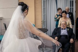Fefi Oliveira Instagram - Soy una hija consentida de Dios que a sus 32 años tiene la bendición de tener cerquita a sus 4 abuelitos y por eso me da tan duro cuando alguno de los 4 no esta 100% bien. Hoy llegué de NY y uno estaba en el hospital pero gracias a Dios solo fue un susto. No entienden que pasa conmigo cuando no los tengo bien. Te pido Dios guardes nuestros corazones y siempre los mantengas unidos💜 Los amo por siempre mis 4 viejitos.