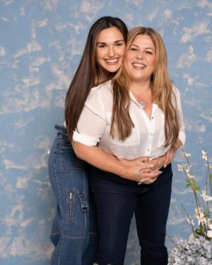 Fefi Oliveira Instagram - Hoy que la vida todavía no me regala el gran privilegio de ser mamá las admiro más que antes. Las mujeres de mi vida han hecho de mi todo lo que hoy soy. Gracias por enseñarme con paciencia y perdon por el tiempo que estuve peleada con la bendición de ser mujer y llevar una casa. Las amo infinitamente para siempre y le pido a Dios que me las haga eternas🥹💜

📸 @ramondstudio