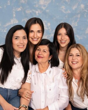 Fefi Oliveira Instagram - Hoy que la vida todavía no me regala el gran privilegio de ser mamá las admiro más que antes. Las mujeres de mi vida han hecho de mi todo lo que hoy soy. Gracias por enseñarme con paciencia y perdon por el tiempo que estuve peleada con la bendición de ser mujer y llevar una casa. Las amo infinitamente para siempre y le pido a Dios que me las haga eternas🥹💜
📸 @ramondstudio