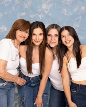 Fefi Oliveira Instagram - Hoy que la vida todavía no me regala el gran privilegio de ser mamá las admiro más que antes. Las mujeres de mi vida han hecho de mi todo lo que hoy soy. Gracias por enseñarme con paciencia y perdon por el tiempo que estuve peleada con la bendición de ser mujer y llevar una casa. Las amo infinitamente para siempre y le pido a Dios que me las haga eternas🥹💜

📸 @ramondstudio