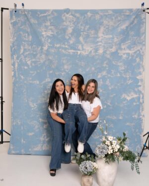 Fefi Oliveira Instagram - Hoy que la vida todavía no me regala el gran privilegio de ser mamá las admiro más que antes. Las mujeres de mi vida han hecho de mi todo lo que hoy soy. Gracias por enseñarme con paciencia y perdon por el tiempo que estuve peleada con la bendición de ser mujer y llevar una casa. Las amo infinitamente para siempre y le pido a Dios que me las haga eternas🥹💜

📸 @ramondstudio