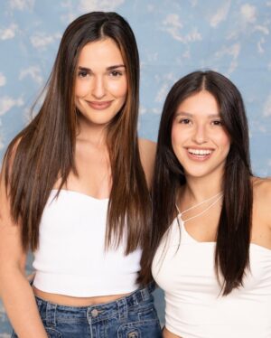 Fefi Oliveira Instagram - Hoy que la vida todavía no me regala el gran privilegio de ser mamá las admiro más que antes. Las mujeres de mi vida han hecho de mi todo lo que hoy soy. Gracias por enseñarme con paciencia y perdon por el tiempo que estuve peleada con la bendición de ser mujer y llevar una casa. Las amo infinitamente para siempre y le pido a Dios que me las haga eternas🥹💜
📸 @ramondstudio