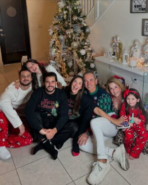 Fefi Oliveira Instagram - Una navidad más con todas las sillas llenitas. Gracias Dios no tengo duda que somos tus consentidos señor, tenerlos a todos es mi mejor regalo🎄