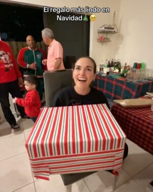 Fefi Oliveira Instagram - Una navidad más con todas las sillas llenitas. Gracias Dios no tengo duda que somos tus consentidos señor, tenerlos a todos es mi mejor regalo🎄