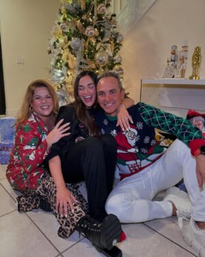Fefi Oliveira Instagram - Una navidad más con todas las sillas llenitas. Gracias Dios no tengo duda que somos tus consentidos señor, tenerlos a todos es mi mejor regalo🎄